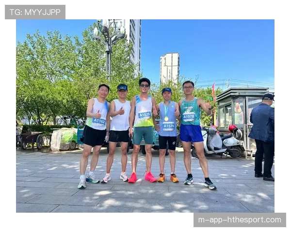马拉松选手跑崩改成拉着后面选手一起冲线,被封“赛道上的队长” 马拉松选手跑崩改成拉着后面选手一起冲线,被封“赛道上的队长”